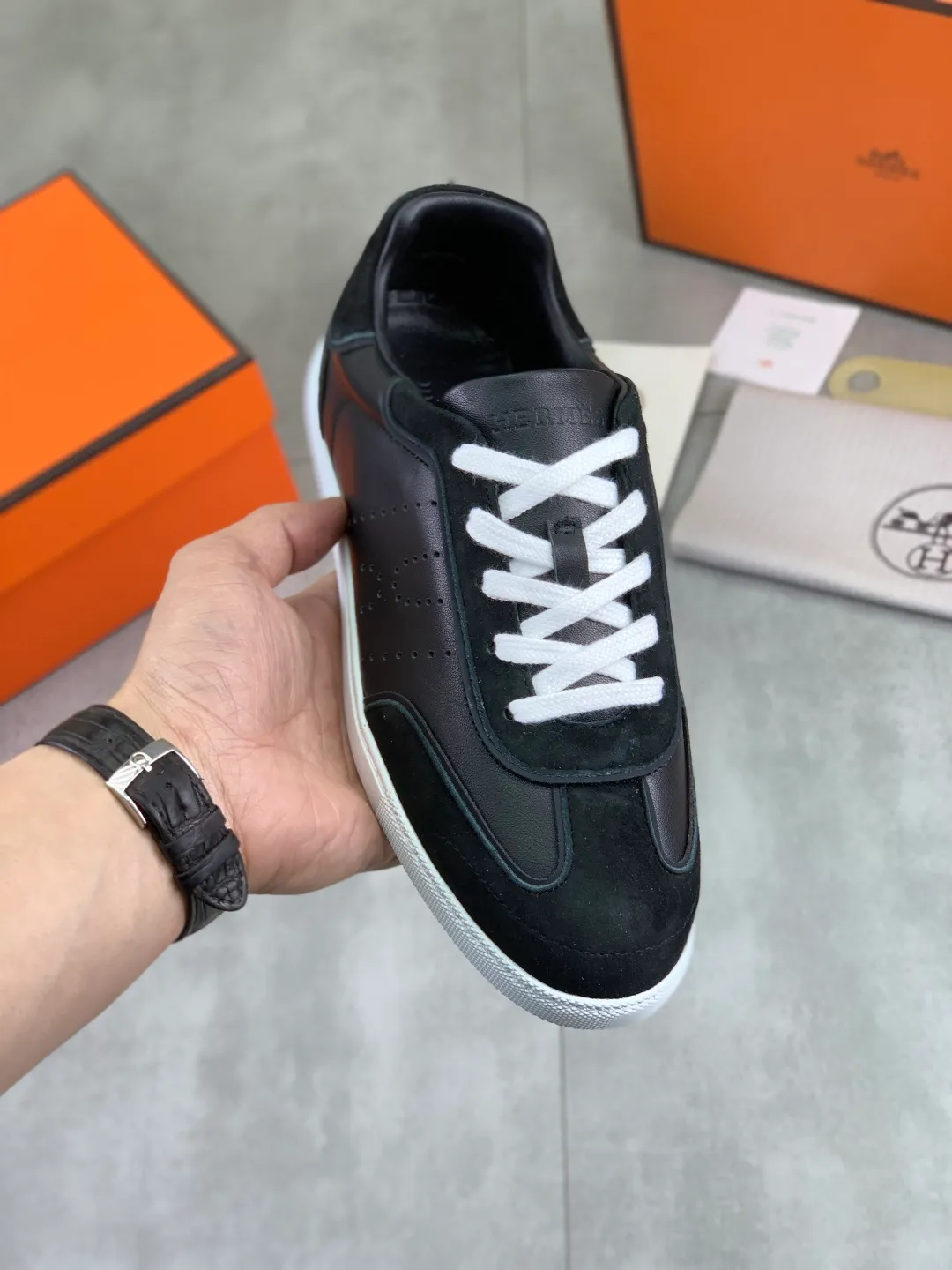 Men's Men's Shoes P600 New Top Version Original Order Hermes Men's Drift Sneaker Summer New Casual Sports Shoes Original Purchased, Developed and Made H Family Men's Classic Series Technological Breathable Fabrics and Cowhide Casual Sports Shoes Casual Sports Dad Shoes combine high-tech breathable materials and cowhide, with H Family exclusive button decoration on the side. The outsole is full of H italic design and bright colors to show vitality and continue the brand design inspiration. Stroll around the city lightly and feel free and comfortable. Delivered in exquisite packaging 🛍📦 ▪️Fabric: original customized breathable material + first-layer cowhide ▪️Inner: cowhide feet ▪️Outsole: molded and evacuated PU+TPU material ▪️Size: 35-45 Multiple colors available Premium packaging